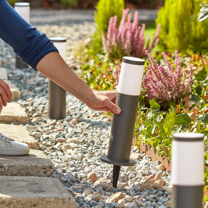 PHILIPS Utrecht Outdoor Sockelleuchte 1-er Starter Set (6 W), wetterfeste Niedervolt Außenleuchte mit warmweißem Licht, energiesparende LED Beleuchtung, anthrazit [Energieklasse F]