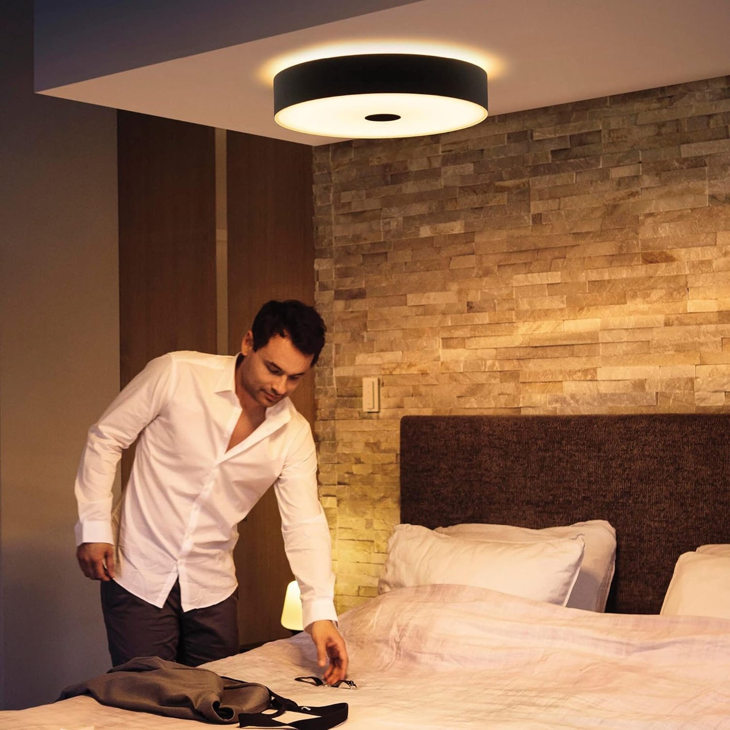 Philips Hue White Ambiance Fair Deckenleuchte schwarz 2750lm inkl. Dimmschalter, dimmbar, alle Weißschattierungen, steuerbar via App, kompatibel mit Amazon Alexa (Echo, Echo Dot) [Energieklasse F]