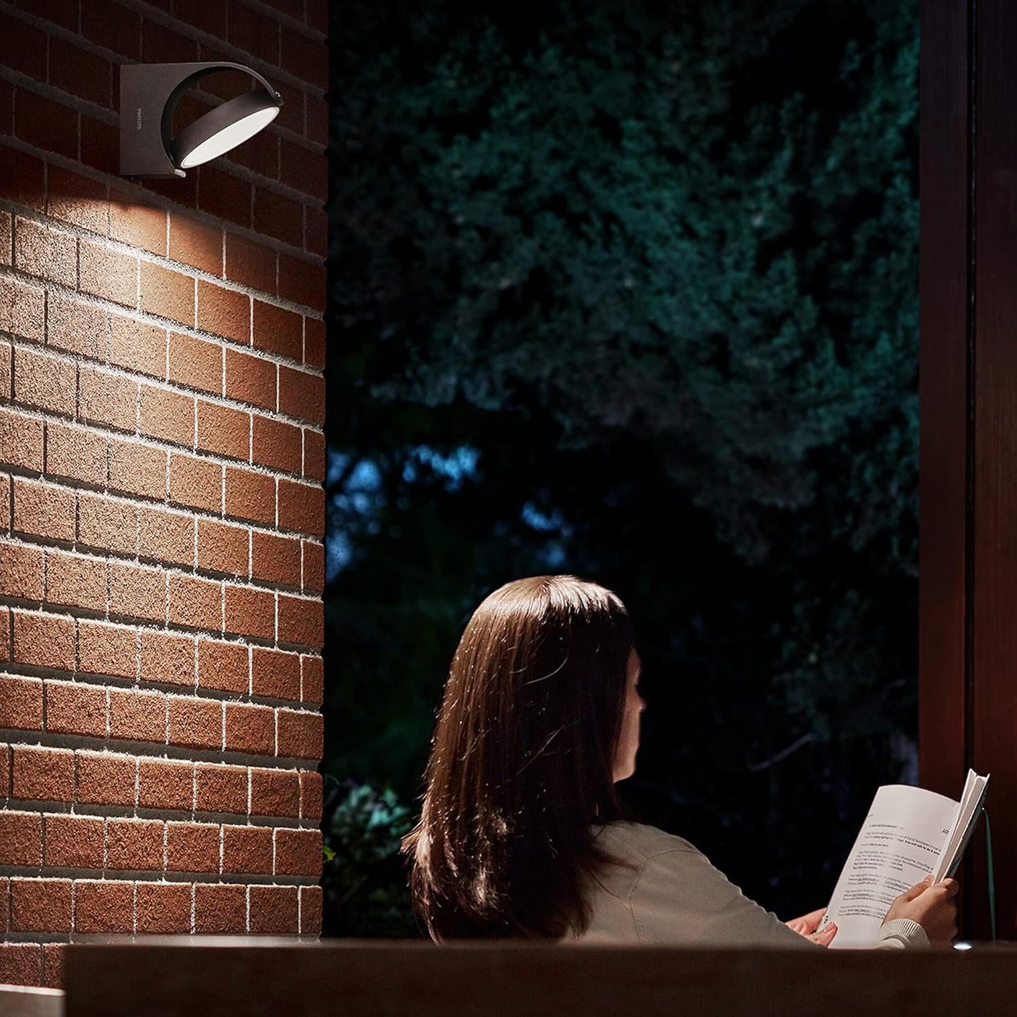PHILIPS Mimosa Outdoor Wandleuchte (7 W), wetterfeste Außenleuchte mit beweglichem Panel und warmweißer LED Beleuchtung, anthrazit, 2.700 Kelvin