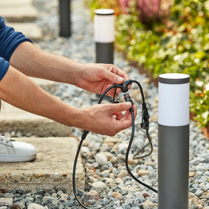 PHILIPS Utrecht Outdoor Sockelleuchte 1-er Starter Set (6 W), wetterfeste Niedervolt Außenleuchte mit warmweißem Licht, energiesparende LED Beleuchtung, anthrazit [Energieklasse F]