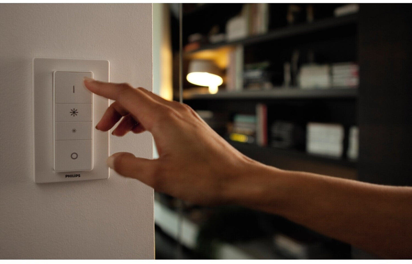 Philips Hue White Ambiance Runner 1er Spot + Dimmschalter weiß, inkl. 1x5W GU10 LED Lampe, dimmbar, alle Weißschattierungen, steuerbar via App, kompatibel mit Amazon Alexa (Echo, Echo Dot)